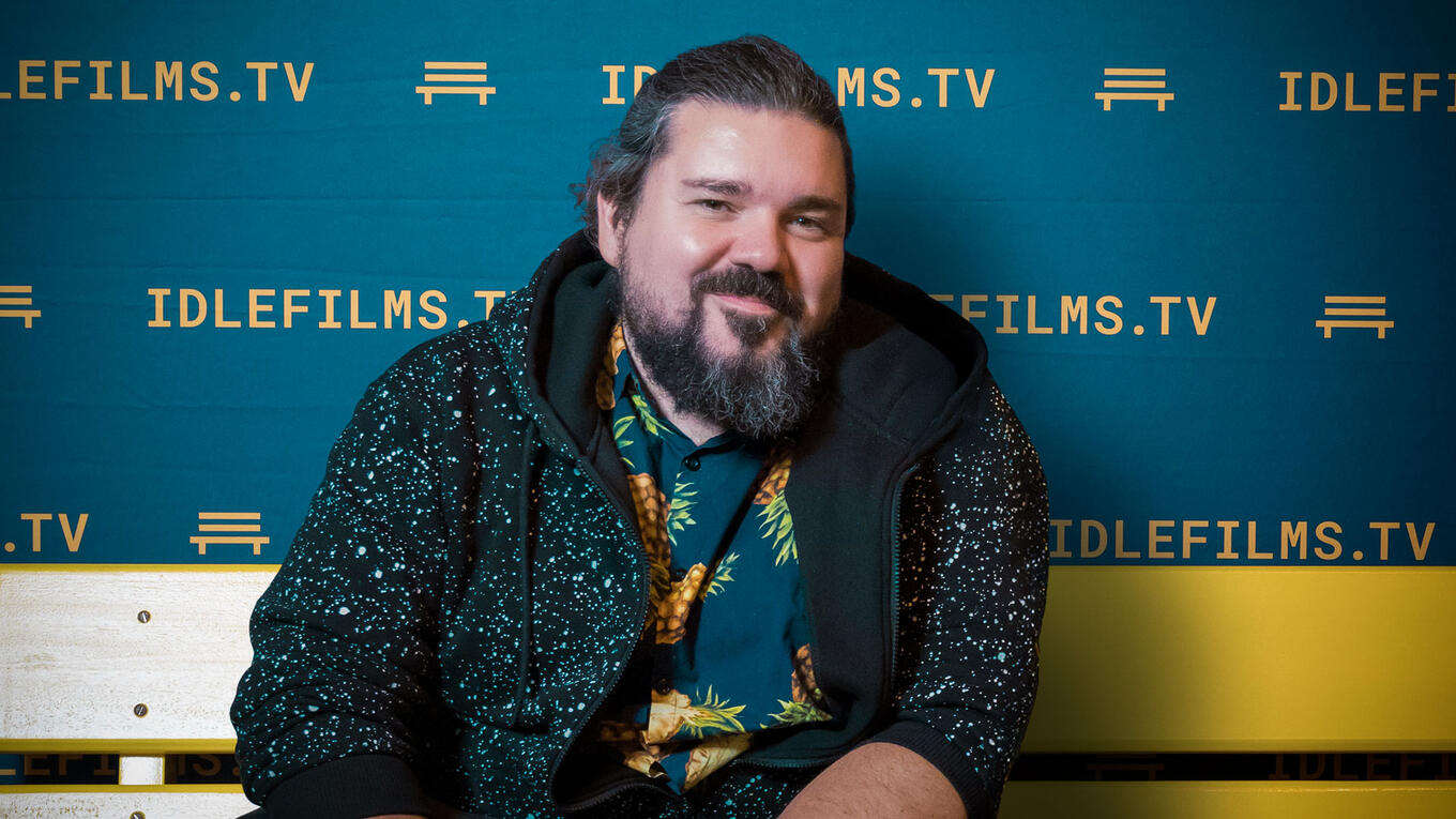 Visual artist Phil Maron standing in front of the Idle Films backdrop at the Hamburg premiere.